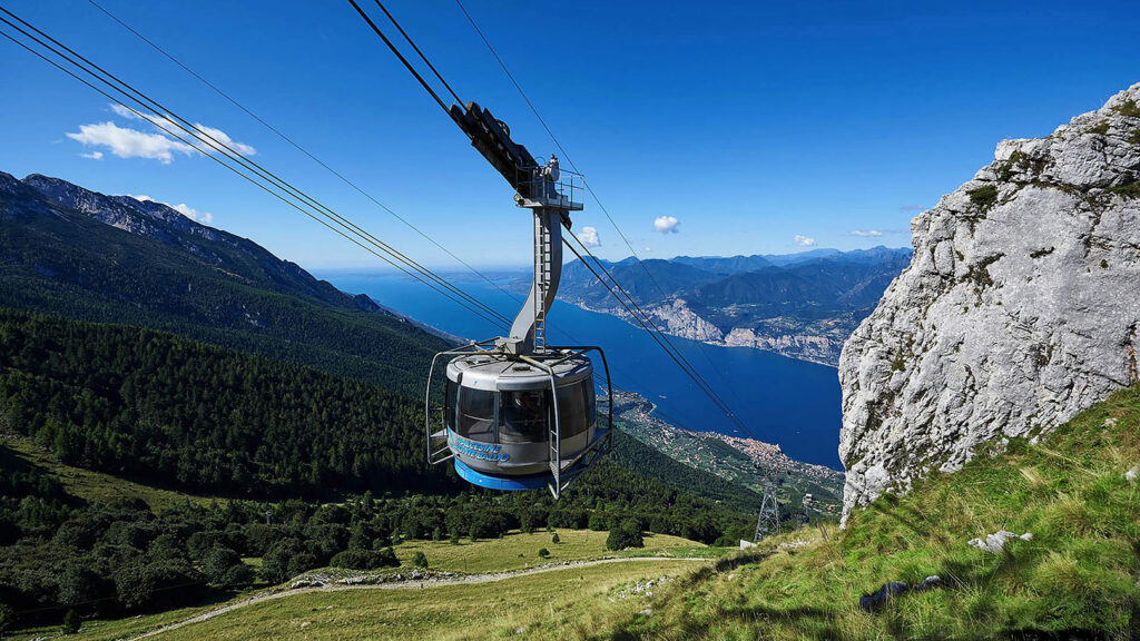 foto della funivia del monte baldo e sullo sfondo il lago di garda