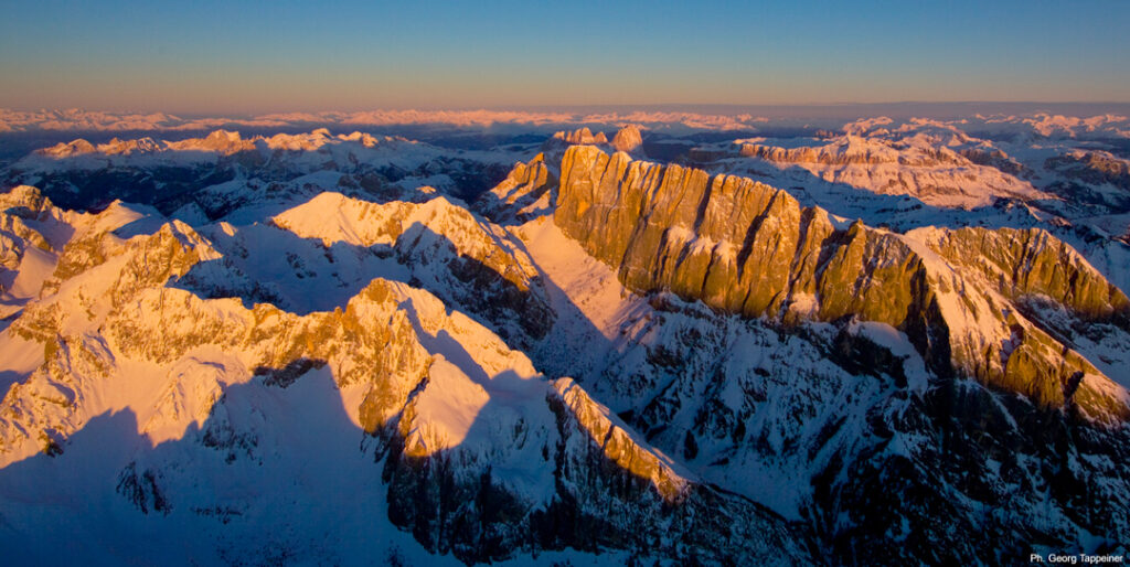 foto dall'alto della marmolada innevata
