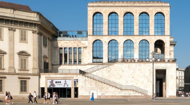 Facciata del Museo del Novecento a Milano in Piazza Duomo, dedicato all’arte del XX secolo
