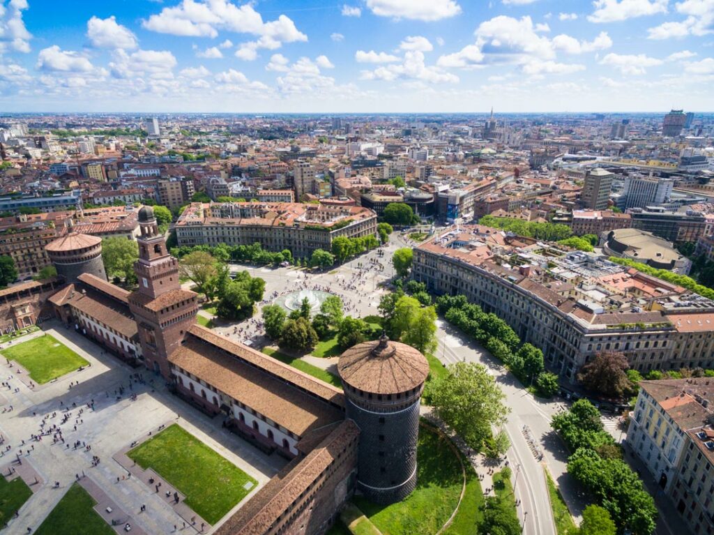 Veduta aerea del Castello Sforzesco e del Parco Sempione a Milano