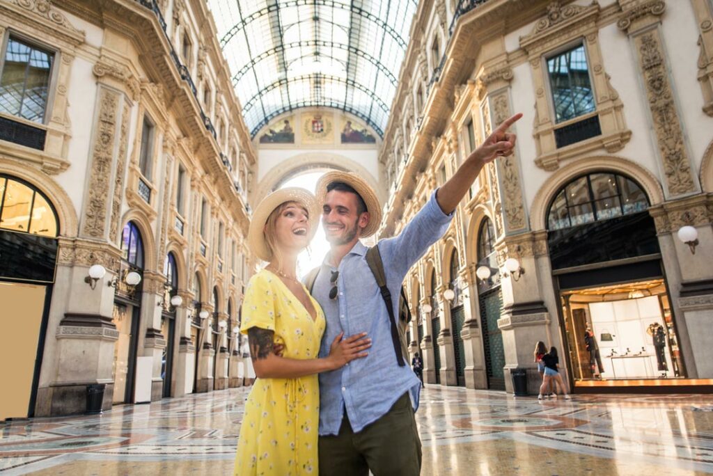Coppia felice che passeggia nella Galleria Vittorio Emanuele II di Milano