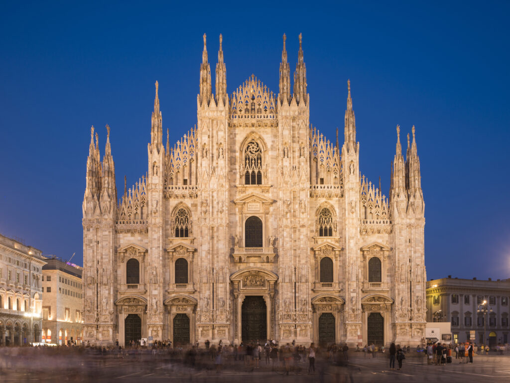 Duomo di Milano illuminato di notte in Piazza del Duomo, simbolo gotico della città