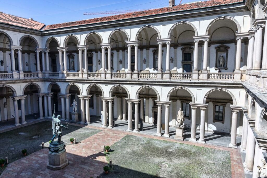 Cortile della Pinacoteca di Brera a Milano con statue e architettura neoclassica